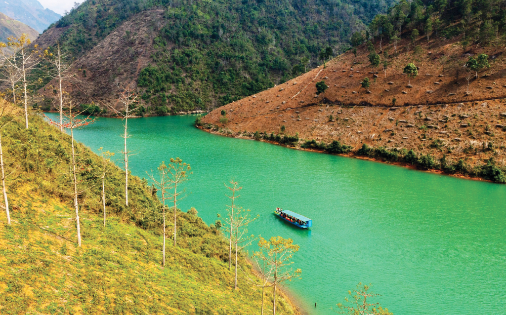 Trải nghiệm du thuyền trên lòng hồ thủy điện Bảo Lâm 3, khám phá sông Nho Quế và hẻm Phong Lưu.