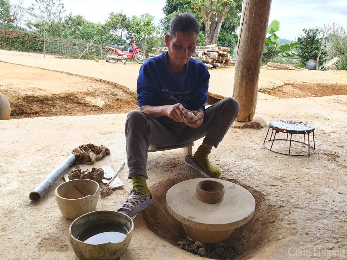 Sơn La: Nghệ nhân U80 hồi sinh thương hiệu gốm Mường Chanh