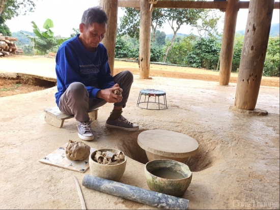 Sơn La: Nghệ nhân U80 hồi sinh thương hiệu gốm Mường Chanh