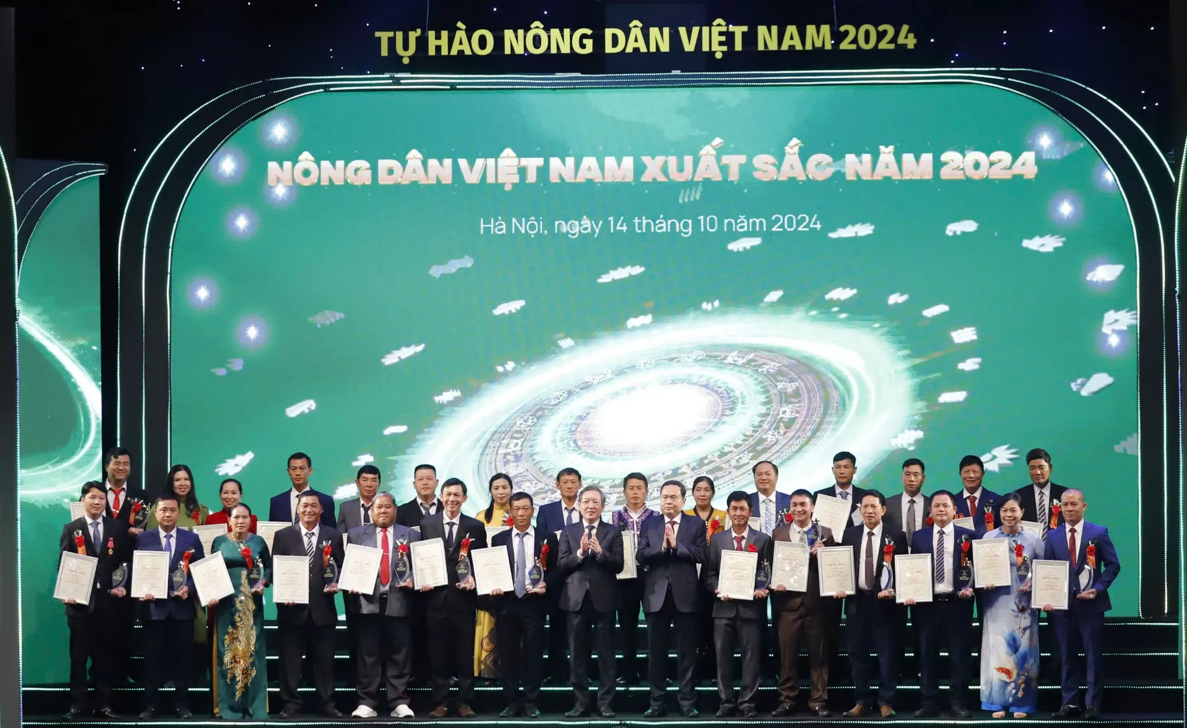 Lễ tôn vinh và trao danh hiệu Nông dân Việt Nam xuất sắc năm 2024