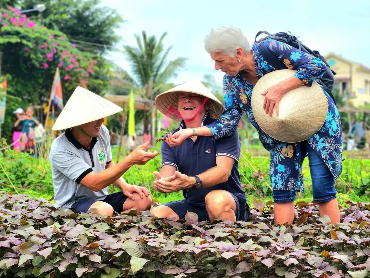 Khách du lịch trải nghiệm tại làng rau Trà Quế