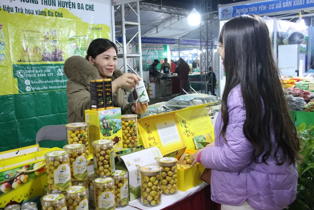 Tại Liên hoan, có 200 gian hàng trưng bày, giới thiệu, bày bán sản phẩm OCOP, những sản phẩm đặc trưng các vùng miền của Quảng Ninh. Ảnh: Báo Quảng Ninh