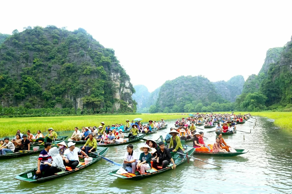 Du khách tham dự Lễ hội Sắc vàng Tam Cốc - Tràng An trong khuôn khổ Tuần Du lịch Ninh Bình. Ảnh: Minh Đường
