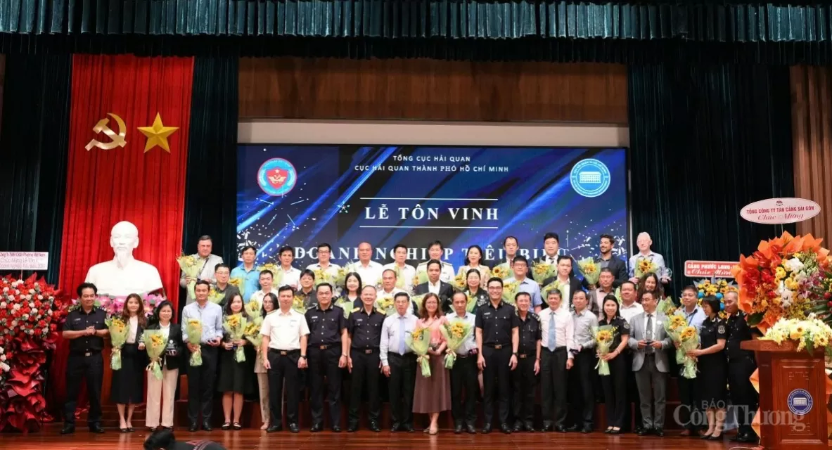 Lãnh đạo Cục Hải quan TP. Hồ Chí Minh chụp hình lưu niệm với các doanh nghiệp được tôn vinh.