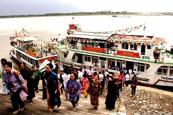 Khách du lịch tham quan các điểm du lịch quanh sông Hồng. galatravel