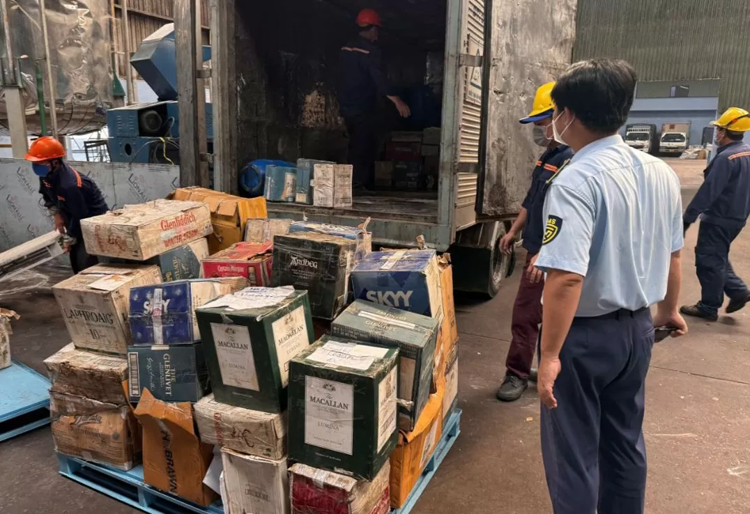 Hàng hóa đang được tập kết để đưa vào tiêu hủy. Ảnh: Cục Quản lý thị trường TP. Hồ Chí Minh