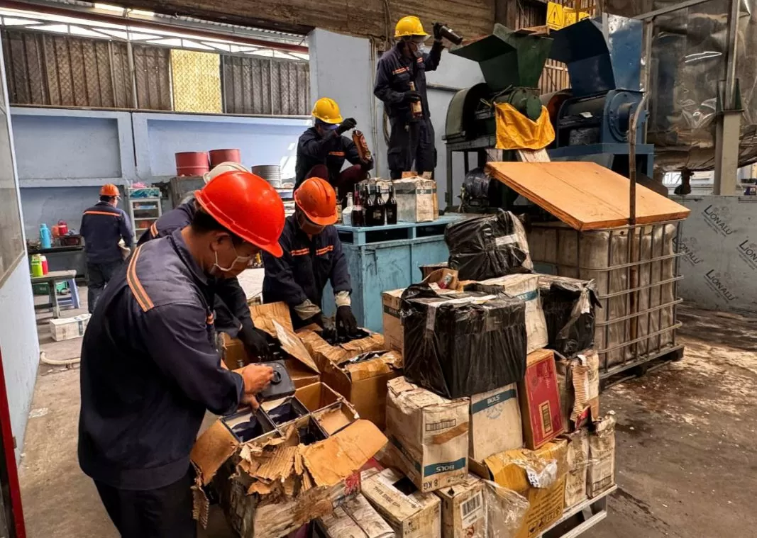 Nhân viên đang tiến hành xử lý tiêu hủy rượu ngoại nhập lậu. Ảnh; Cục Quản lý thị trường TP. Hồ Chí Minh