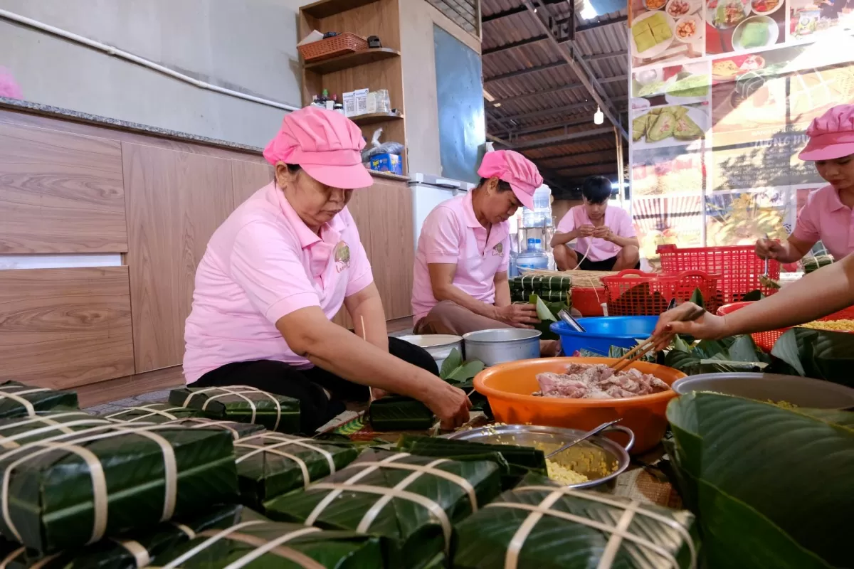 Bánh chưng Lương Huế được làm hoàn toàn thủ công từ những nguyên liệu đặc sản của địa phương Bánh chưng Lương Huế được làm hoàn toàn thủ công từ những nguyên liệu đặc sản của địa phương