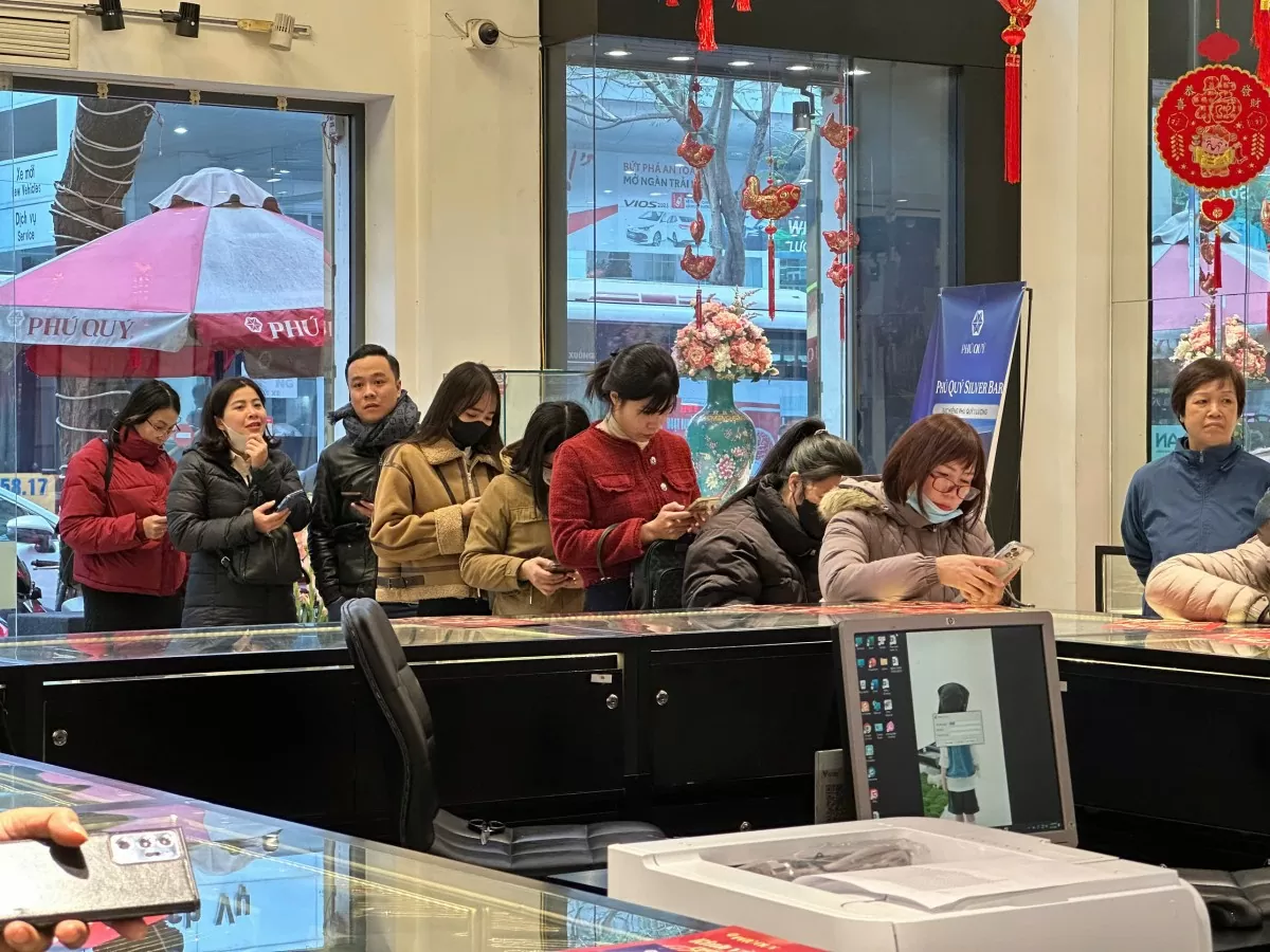 Khách hàng chờ mua vàng tại Tập đoàn Vàng bạc Đá quý Phú Quý sáng ngày 4/2/2025. Ảnh: Thùy Dương