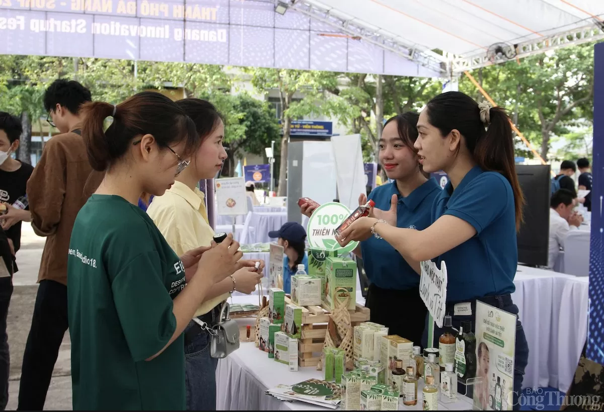 Chị Liên cùng các cộng sự giới thiệu sản phẩm tinh dầu tràm tại mọt chương trình quảng bá, xúc tiến thương mại tại Đà Nẵng