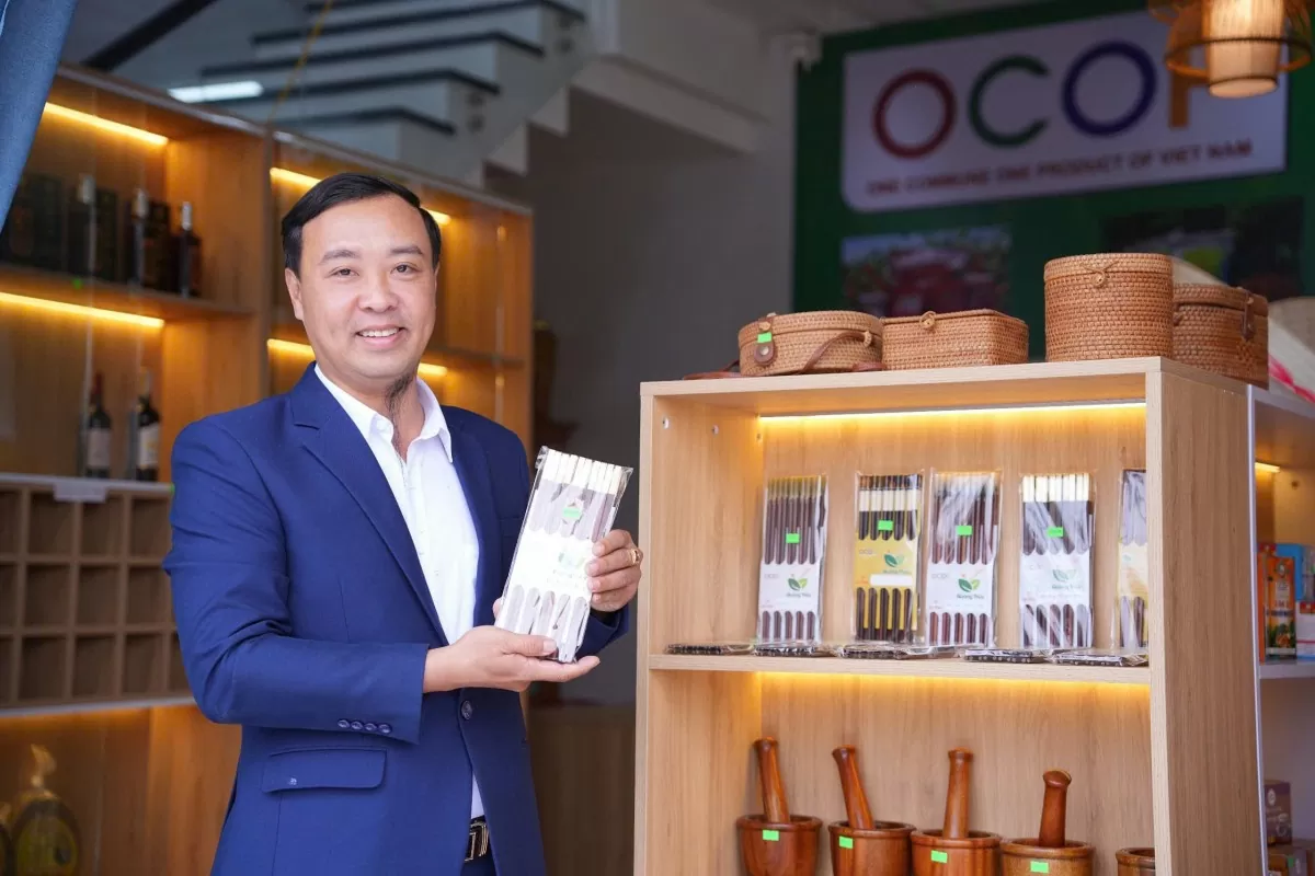 Ông Lê Thanh Triển cùng sản phẩm đũa gỗ và điểm giới thiệu sản phẩm OCOP tại Quảng Thuỷ, thị xã Ba Đồn (Ảnh: Nhân vật cung cấp)